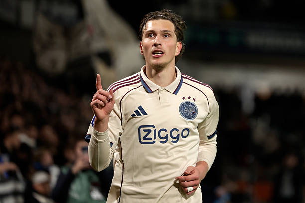 Mika Godts nằm trong tầm ngắm của Pháo thủ.