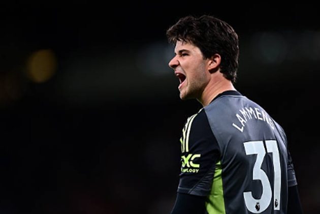 Thủ môn: Senne Lammens – 7.6 điểm Thủ thành người Bỉ tiếp tục chứng minh vì sao anh là sự lựa chọn tin cậy để thay thế Andre Onana. Lammens đã có 3 pha cứu thua cực kỳ quan trọng trong hiệp một, ngăn chặn những nỗ lực gỡ hòa sớm của Brentford. Anh hoàn toàn không có lỗi trong bàn thua từ cú dứt điểm "cháy lưới" của Mathias Jensen ở cuối trận.