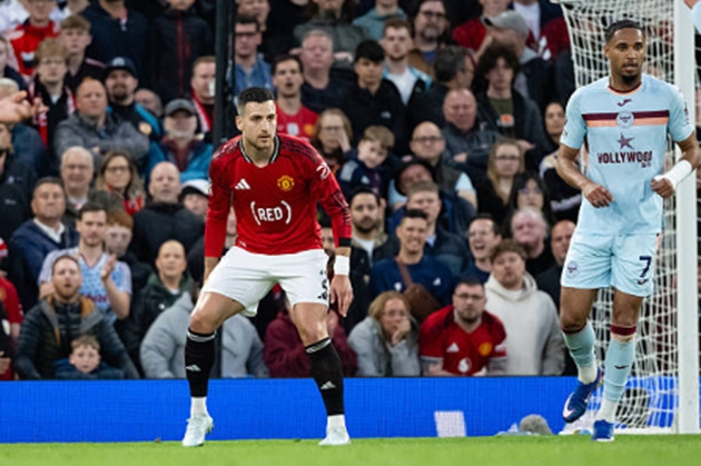 Hậu vệ phải: Diogo Dalot – 7.2 điểm Một trận đấu ở mức tròn vai của hậu vệ người Bồ Đào Nha. Dalot gặp đôi chút khó khăn khi đối mặt với sự cơ động của Damsgaard và Lewis-Potter trong hiệp một. Tuy nhiên, anh đã cải thiện đáng kể khả năng chọn vị trí và bọc lót trong hiệp hai để giúp hành lang phải của United đứng vững trước sức ép của đội khách.