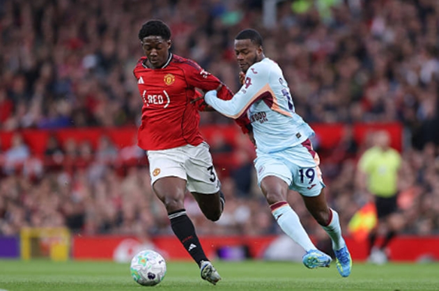 Tiền vệ trung tâm: Kobbie Mainoo – 7.5 điểm Một màn trình diễn đầy hứa hẹn khác của ngôi sao trẻ người Anh. Mainoo khiến khán giả tại Old Trafford phấn khích với pha solo ngoạn mục qua 4 cầu thủ đối phương ở ngay đầu trận. Đáng tiếc là Amad Diallo đã không thể tận dụng thành công đường chuyền dọn cỗ của anh để ghi bàn, tước đi một pha kiến tạo đẳng cấp của Mainoo.