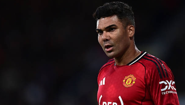 Tiền vệ trung tâm: Casemiro – 8.8 điểm Cầu thủ xuất sắc nhất trận đấu theo đánh giá của sơ đồ chuyên môn. Tiền vệ người Brazil đã ghi bàn thắng thứ 9 trong mùa giải, thiết lập kỷ lục ghi bàn tốt nhất sự nghiệp của mình. Casemiro không chỉ ghi bàn mà còn đóng vai trò đánh chặn từ xa vô cùng hiệu quả, cho thấy tầm ảnh hưởng không thể thay thế ở khu trung tuyến.