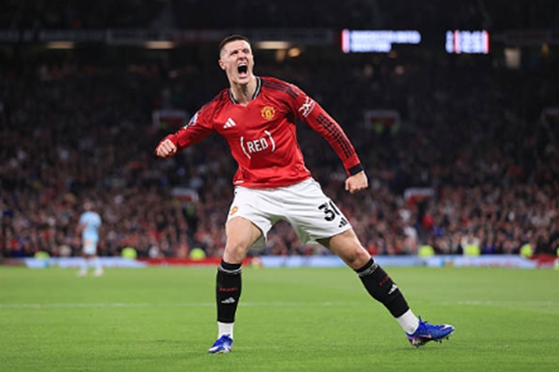 Tiền đạo cắm: Benjamin Sesko – 7.9 điểm Chân sút người Slovenia đã chính thức cán mốc 10 bàn thắng tại giải Ngoại hạng Anh ngay trong mùa giải đầu tiên tại Old Trafford. Sesko hoạt động năng nổ, chịu khó va chạm với các hậu vệ Brentford và đã có pha dứt điểm quyết đoán để nhân đôi cách biệt cho United, khép lại một ngày thi đấu hiệu quả.