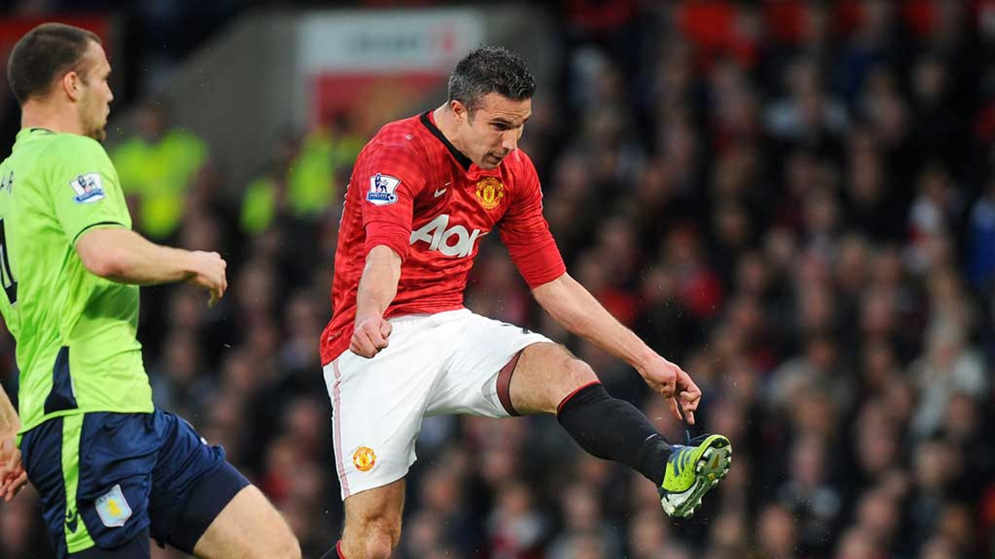 Khoảnh khắc đưa Van Persie vào lịch sử.