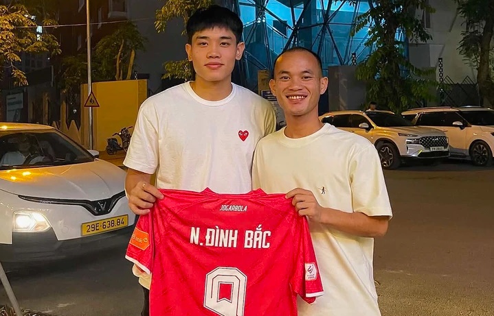 Đình Bắc giao lưu với cầu thủ Lào.