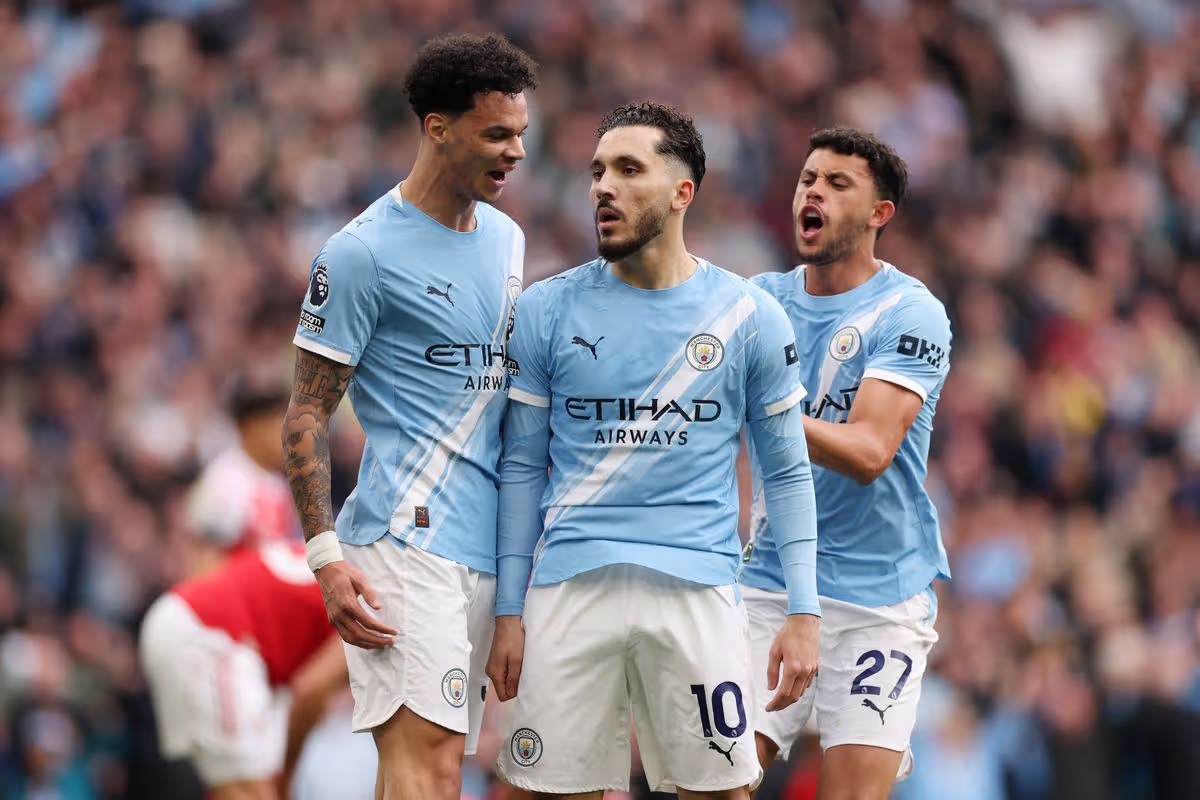 Ảnh bài viết Hé lộ kịch bản Man City bị trừ điểm dâng cúp cho Arsenal