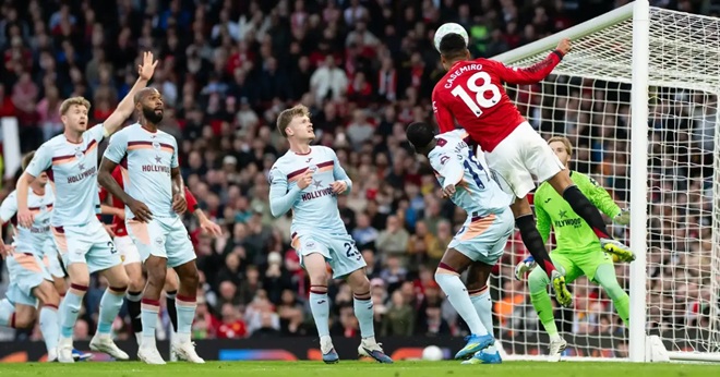 Casemiro thường xuyên ghi bàn bằng đầu.