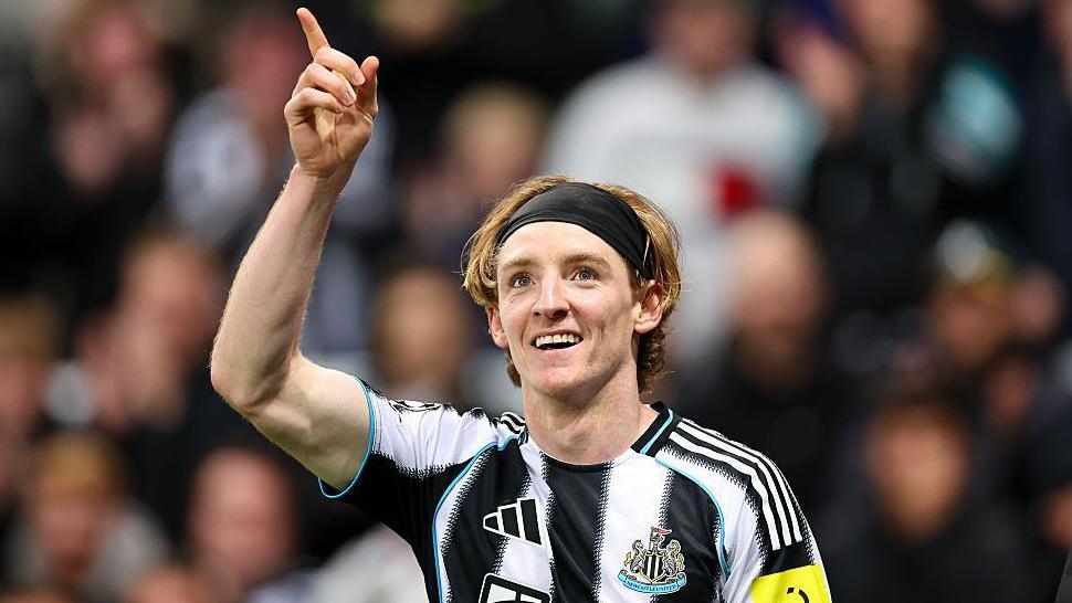 Anthony Gordon được liên kết chuyển nhượng với nhiều ông lớn châu Âu.