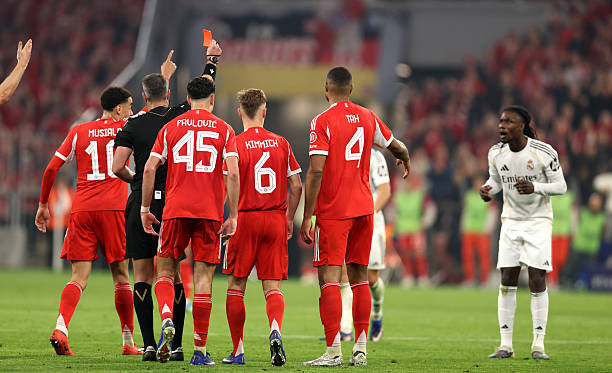 Tấm thẻ đỏ Camavinga phải nhận trước Bayern là quá tai hại.