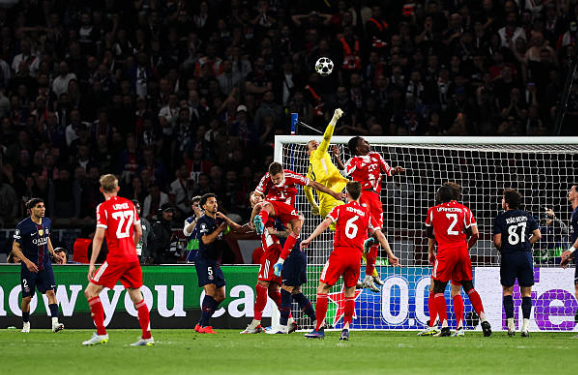 Matvey Safonov (6.7 điểm): Dù phải vào lưới nhặt bóng tới 4 lần, thủ thành này vẫn có những khoảnh khắc xuất thần. Anh thực hiện một số pha cứu thua quan trọng trong hiệp một, đặc biệt là tình huống ngăn chặn cú dứt điểm hiểm hóc của Olise, giúp PSG không bị sụp đổ sớm trước áp lực từ đội khách.

Nuno Mendes (6.0 điểm): Hậu vệ người Bồ Đào Nha đã có một hiệp thi đấu đầu tiên đầy khó khăn khi liên tục bị Michael Olise vượt mặt. Tuy nhiên, anh đã chơi ổn định hơn sau giờ nghỉ và bắt đầu đóng góp tích cực vào lối chơi chung bằng những tình huống dâng cao đầy tốc độ bên hành lang cánh trái.

Willian Pacho (5.8 điểm): Một đêm thi đấu đáng quên của Pacho khi anh thường xuyên lúng túng trước sức ép từ Harry Kane và Luis Diaz. Sai lầm nghiêm trọng nhất là tình huống phạm lỗi vụng về với Diaz trong vòng cấm, dẫn đến quả phạt đền mở tỉ số cho Bayern Munich.

Marquinhos (5.8 điểm): Đội trưởng của PSG tỏ ra thiếu chắc chắn hơn thường lệ trước những cầu thủ tấn công đầy tốc độ bên phía đối phương. Anh phải nhận thẻ vàng sớm sau pha phạm lỗi với Diaz và sau đó tiếp tục để cầu thủ này qua mặt trong tình huống dẫn đến bàn thua thứ tư.

Achraf Hakimi (6.2 điểm): Dù gặp nhiều khó khăn trong việc kiềm tỏa Luis Diaz, Hakimi vẫn thể hiện được giá trị ở khả năng hỗ trợ tấn công. Anh là người thực hiện pha bứt tốc ngoạn mục bên cánh phải để kiến tạo cho Kvaratskhelia ghi bàn thắng thứ hai. Việc anh phải rời sân cuối trận vì chấn thương là một tổn thất lớn cho PSG.

Warren Zaire-Emery (6.8 điểm): Cầu thủ trẻ người Pháp chơi tròn vai với những pha luân chuyển bóng thông minh và nhãn quan chiến thuật tốt. Tuy nhiên, anh chưa thực sự áp đặt được tầm ảnh hưởng lên khu vực trung tuyến trước những tiền vệ già dơ của Bayern và bị thay ra trong hiệp hai.

Vitinha (6.9 điểm): Đối mặt với tuyến giữa đẳng cấp của Bayern, Vitinha không thể hoàn toàn kiểm soát thế trận nhưng vẫn biết cách tạo ra sự khác biệt. Những đường chuyền xuyên tuyến mang tính đột biến của anh là khởi nguồn cho nhiều đợt lên bóng nguy hiểm của đội chủ nhà.

Joao Neves (7.6 điểm): Một trận đấu đầy nỗ lực của tiền vệ nhỏ con này. Neves không chỉ ghi bàn nâng tỉ số lên 2-1 bằng một pha đánh đầu dũng mãnh mà còn có nhiều tình huống đánh chặn quan trọng, giúp giảm bớt áp lực cho hàng phòng ngự trong những thời điểm then chốt.

Khvicha Kvaratskhelia (8.5 điểm): Ngôi sao người Georgia tiếp tục chứng minh tại sao anh là trụ cột không thể thay thế. Với cú đúp bàn thắng và những pha đi bóng lắt léo khiến hàng thủ Bayern khốn đốn, anh chính là chìa khóa mở ra chiến thắng cho đại diện nước Pháp.

Ousmane Dembele (9.0 điểm): Cầu thủ xuất sắc nhất trận đấu. Sau pha bỏ lỡ đáng tiếc đầu trận, Dembele đã bùng nổ mạnh mẽ với một cú đúp bàn thắng (bao gồm một quả phạt đền) cùng một pha kiến tạo từ quả phạt góc cho Neves. Sự biến ảo và tốc độ của anh là nỗi ác mộng thường trực cho Alphonso Davies.




Desire Doue (7.9 điểm): Dù không trực tiếp ghi bàn nhưng Doue là nhân tố cực kỳ quan trọng trong lối chơi phản công của PSG. Anh sở hữu hai đường kiến tạo dọn cỗ cho Kvaratskhelia và Dembele lập công, đồng thời luôn đặt hàng thủ đối phương vào trạng thái báo động bằng khả năng rê dắt lắt léo.