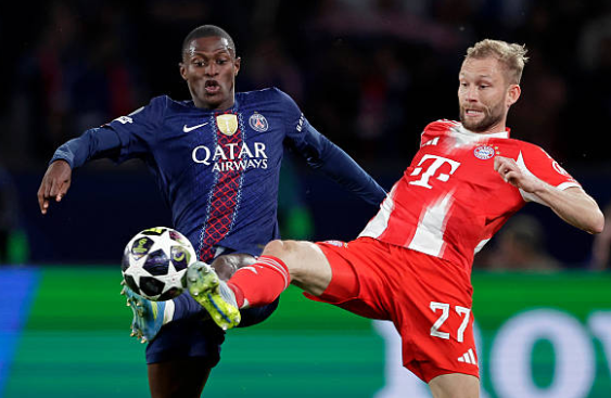 Nuno Mendes (6.0 điểm): Hậu vệ người Bồ Đào Nha đã có một hiệp thi đấu đầu tiên đầy khó khăn khi liên tục bị Michael Olise vượt mặt. Tuy nhiên, anh đã chơi ổn định hơn sau giờ nghỉ và bắt đầu đóng góp tích cực vào lối chơi chung bằng những tình huống dâng cao đầy tốc độ bên hành lang cánh trái.

Willian Pacho (5.8 điểm): Một đêm thi đấu đáng quên của Pacho khi anh thường xuyên lúng túng trước sức ép từ Harry Kane và Luis Diaz. Sai lầm nghiêm trọng nhất là tình huống phạm lỗi vụng về với Diaz trong vòng cấm, dẫn đến quả phạt đền mở tỉ số cho Bayern Munich.

Marquinhos (5.8 điểm): Đội trưởng của PSG tỏ ra thiếu chắc chắn hơn thường lệ trước những cầu thủ tấn công đầy tốc độ bên phía đối phương. Anh phải nhận thẻ vàng sớm sau pha phạm lỗi với Diaz và sau đó tiếp tục để cầu thủ này qua mặt trong tình huống dẫn đến bàn thua thứ tư.

Achraf Hakimi (6.2 điểm): Dù gặp nhiều khó khăn trong việc kiềm tỏa Luis Diaz, Hakimi vẫn thể hiện được giá trị ở khả năng hỗ trợ tấn công. Anh là người thực hiện pha bứt tốc ngoạn mục bên cánh phải để kiến tạo cho Kvaratskhelia ghi bàn thắng thứ hai. Việc anh phải rời sân cuối trận vì chấn thương là một tổn thất lớn cho PSG.

Warren Zaire-Emery (6.8 điểm): Cầu thủ trẻ người Pháp chơi tròn vai với những pha luân chuyển bóng thông minh và nhãn quan chiến thuật tốt. Tuy nhiên, anh chưa thực sự áp đặt được tầm ảnh hưởng lên khu vực trung tuyến trước những tiền vệ già dơ của Bayern và bị thay ra trong hiệp hai.

Vitinha (6.9 điểm): Đối mặt với tuyến giữa đẳng cấp của Bayern, Vitinha không thể hoàn toàn kiểm soát thế trận nhưng vẫn biết cách tạo ra sự khác biệt. Những đường chuyền xuyên tuyến mang tính đột biến của anh là khởi nguồn cho nhiều đợt lên bóng nguy hiểm của đội chủ nhà.

Joao Neves (7.6 điểm): Một trận đấu đầy nỗ lực của tiền vệ nhỏ con này. Neves không chỉ ghi bàn nâng tỉ số lên 2-1 bằng một pha đánh đầu dũng mãnh mà còn có nhiều tình huống đánh chặn quan trọng, giúp giảm bớt áp lực cho hàng phòng ngự trong những thời điểm then chốt.

Khvicha Kvaratskhelia (8.5 điểm): Ngôi sao người Georgia tiếp tục chứng minh tại sao anh là trụ cột không thể thay thế. Với cú đúp bàn thắng và những pha đi bóng lắt léo khiến hàng thủ Bayern khốn đốn, anh chính là chìa khóa mở ra chiến thắng cho đại diện nước Pháp.

Ousmane Dembele (9.0 điểm): Cầu thủ xuất sắc nhất trận đấu. Sau pha bỏ lỡ đáng tiếc đầu trận, Dembele đã bùng nổ mạnh mẽ với một cú đúp bàn thắng (bao gồm một quả phạt đền) cùng một pha kiến tạo từ quả phạt góc cho Neves. Sự biến ảo và tốc độ của anh là nỗi ác mộng thường trực cho Alphonso Davies.




Desire Doue (7.9 điểm): Dù không trực tiếp ghi bàn nhưng Doue là nhân tố cực kỳ quan trọng trong lối chơi phản công của PSG. Anh sở hữu hai đường kiến tạo dọn cỗ cho Kvaratskhelia và Dembele lập công, đồng thời luôn đặt hàng thủ đối phương vào trạng thái báo động bằng khả năng rê dắt lắt léo.