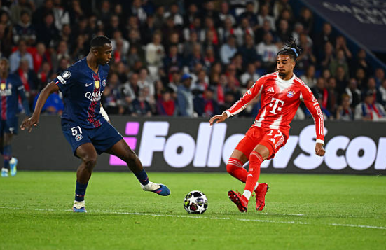 Willian Pacho (5.8 điểm): Một đêm thi đấu đáng quên của Pacho khi anh thường xuyên lúng túng trước sức ép từ Harry Kane và Luis Diaz. Sai lầm nghiêm trọng nhất là tình huống phạm lỗi vụng về với Diaz trong vòng cấm, dẫn đến quả phạt đền mở tỉ số cho Bayern Munich.

Marquinhos (5.8 điểm): Đội trưởng của PSG tỏ ra thiếu chắc chắn hơn thường lệ trước những cầu thủ tấn công đầy tốc độ bên phía đối phương. Anh phải nhận thẻ vàng sớm sau pha phạm lỗi với Diaz và sau đó tiếp tục để cầu thủ này qua mặt trong tình huống dẫn đến bàn thua thứ tư.

Achraf Hakimi (6.2 điểm): Dù gặp nhiều khó khăn trong việc kiềm tỏa Luis Diaz, Hakimi vẫn thể hiện được giá trị ở khả năng hỗ trợ tấn công. Anh là người thực hiện pha bứt tốc ngoạn mục bên cánh phải để kiến tạo cho Kvaratskhelia ghi bàn thắng thứ hai. Việc anh phải rời sân cuối trận vì chấn thương là một tổn thất lớn cho PSG.

Warren Zaire-Emery (6.8 điểm): Cầu thủ trẻ người Pháp chơi tròn vai với những pha luân chuyển bóng thông minh và nhãn quan chiến thuật tốt. Tuy nhiên, anh chưa thực sự áp đặt được tầm ảnh hưởng lên khu vực trung tuyến trước những tiền vệ già dơ của Bayern và bị thay ra trong hiệp hai.

Vitinha (6.9 điểm): Đối mặt với tuyến giữa đẳng cấp của Bayern, Vitinha không thể hoàn toàn kiểm soát thế trận nhưng vẫn biết cách tạo ra sự khác biệt. Những đường chuyền xuyên tuyến mang tính đột biến của anh là khởi nguồn cho nhiều đợt lên bóng nguy hiểm của đội chủ nhà.

Joao Neves (7.6 điểm): Một trận đấu đầy nỗ lực của tiền vệ nhỏ con này. Neves không chỉ ghi bàn nâng tỉ số lên 2-1 bằng một pha đánh đầu dũng mãnh mà còn có nhiều tình huống đánh chặn quan trọng, giúp giảm bớt áp lực cho hàng phòng ngự trong những thời điểm then chốt.

Khvicha Kvaratskhelia (8.5 điểm): Ngôi sao người Georgia tiếp tục chứng minh tại sao anh là trụ cột không thể thay thế. Với cú đúp bàn thắng và những pha đi bóng lắt léo khiến hàng thủ Bayern khốn đốn, anh chính là chìa khóa mở ra chiến thắng cho đại diện nước Pháp.

Ousmane Dembele (9.0 điểm): Cầu thủ xuất sắc nhất trận đấu. Sau pha bỏ lỡ đáng tiếc đầu trận, Dembele đã bùng nổ mạnh mẽ với một cú đúp bàn thắng (bao gồm một quả phạt đền) cùng một pha kiến tạo từ quả phạt góc cho Neves. Sự biến ảo và tốc độ của anh là nỗi ác mộng thường trực cho Alphonso Davies.




Desire Doue (7.9 điểm): Dù không trực tiếp ghi bàn nhưng Doue là nhân tố cực kỳ quan trọng trong lối chơi phản công của PSG. Anh sở hữu hai đường kiến tạo dọn cỗ cho Kvaratskhelia và Dembele lập công, đồng thời luôn đặt hàng thủ đối phương vào trạng thái báo động bằng khả năng rê dắt lắt léo.