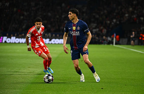 Achraf Hakimi (6.2 điểm): Dù gặp nhiều khó khăn trong việc kiềm tỏa Luis Diaz, Hakimi vẫn thể hiện được giá trị ở khả năng hỗ trợ tấn công. Anh là người thực hiện pha bứt tốc ngoạn mục bên cánh phải để kiến tạo cho Kvaratskhelia ghi bàn thắng thứ hai. Việc anh phải rời sân cuối trận vì chấn thương là một tổn thất lớn cho PSG.

Warren Zaire-Emery (6.8 điểm): Cầu thủ trẻ người Pháp chơi tròn vai với những pha luân chuyển bóng thông minh và nhãn quan chiến thuật tốt. Tuy nhiên, anh chưa thực sự áp đặt được tầm ảnh hưởng lên khu vực trung tuyến trước những tiền vệ già dơ của Bayern và bị thay ra trong hiệp hai.

Vitinha (6.9 điểm): Đối mặt với tuyến giữa đẳng cấp của Bayern, Vitinha không thể hoàn toàn kiểm soát thế trận nhưng vẫn biết cách tạo ra sự khác biệt. Những đường chuyền xuyên tuyến mang tính đột biến của anh là khởi nguồn cho nhiều đợt lên bóng nguy hiểm của đội chủ nhà.

Joao Neves (7.6 điểm): Một trận đấu đầy nỗ lực của tiền vệ nhỏ con này. Neves không chỉ ghi bàn nâng tỉ số lên 2-1 bằng một pha đánh đầu dũng mãnh mà còn có nhiều tình huống đánh chặn quan trọng, giúp giảm bớt áp lực cho hàng phòng ngự trong những thời điểm then chốt.

Khvicha Kvaratskhelia (8.5 điểm): Ngôi sao người Georgia tiếp tục chứng minh tại sao anh là trụ cột không thể thay thế. Với cú đúp bàn thắng và những pha đi bóng lắt léo khiến hàng thủ Bayern khốn đốn, anh chính là chìa khóa mở ra chiến thắng cho đại diện nước Pháp.

Ousmane Dembele (9.0 điểm): Cầu thủ xuất sắc nhất trận đấu. Sau pha bỏ lỡ đáng tiếc đầu trận, Dembele đã bùng nổ mạnh mẽ với một cú đúp bàn thắng (bao gồm một quả phạt đền) cùng một pha kiến tạo từ quả phạt góc cho Neves. Sự biến ảo và tốc độ của anh là nỗi ác mộng thường trực cho Alphonso Davies.




Desire Doue (7.9 điểm): Dù không trực tiếp ghi bàn nhưng Doue là nhân tố cực kỳ quan trọng trong lối chơi phản công của PSG. Anh sở hữu hai đường kiến tạo dọn cỗ cho Kvaratskhelia và Dembele lập công, đồng thời luôn đặt hàng thủ đối phương vào trạng thái báo động bằng khả năng rê dắt lắt léo.