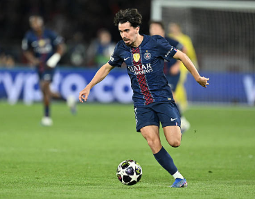 Vitinha (6.9 điểm): Đối mặt với tuyến giữa đẳng cấp của Bayern, Vitinha không thể hoàn toàn kiểm soát thế trận nhưng vẫn biết cách tạo ra sự khác biệt. Những đường chuyền xuyên tuyến mang tính đột biến của anh là khởi nguồn cho nhiều đợt lên bóng nguy hiểm của đội chủ nhà.

Joao Neves (7.6 điểm): Một trận đấu đầy nỗ lực của tiền vệ nhỏ con này. Neves không chỉ ghi bàn nâng tỉ số lên 2-1 bằng một pha đánh đầu dũng mãnh mà còn có nhiều tình huống đánh chặn quan trọng, giúp giảm bớt áp lực cho hàng phòng ngự trong những thời điểm then chốt.

Khvicha Kvaratskhelia (8.5 điểm): Ngôi sao người Georgia tiếp tục chứng minh tại sao anh là trụ cột không thể thay thế. Với cú đúp bàn thắng và những pha đi bóng lắt léo khiến hàng thủ Bayern khốn đốn, anh chính là chìa khóa mở ra chiến thắng cho đại diện nước Pháp.

Ousmane Dembele (9.0 điểm): Cầu thủ xuất sắc nhất trận đấu. Sau pha bỏ lỡ đáng tiếc đầu trận, Dembele đã bùng nổ mạnh mẽ với một cú đúp bàn thắng (bao gồm một quả phạt đền) cùng một pha kiến tạo từ quả phạt góc cho Neves. Sự biến ảo và tốc độ của anh là nỗi ác mộng thường trực cho Alphonso Davies.




Desire Doue (7.9 điểm): Dù không trực tiếp ghi bàn nhưng Doue là nhân tố cực kỳ quan trọng trong lối chơi phản công của PSG. Anh sở hữu hai đường kiến tạo dọn cỗ cho Kvaratskhelia và Dembele lập công, đồng thời luôn đặt hàng thủ đối phương vào trạng thái báo động bằng khả năng rê dắt lắt léo.