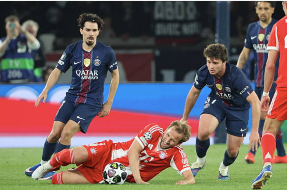 Joao Neves (7.6 điểm): Một trận đấu đầy nỗ lực của tiền vệ nhỏ con này. Neves không chỉ ghi bàn nâng tỉ số lên 2-1 bằng một pha đánh đầu dũng mãnh mà còn có nhiều tình huống đánh chặn quan trọng, giúp giảm bớt áp lực cho hàng phòng ngự trong những thời điểm then chốt.

Khvicha Kvaratskhelia (8.5 điểm): Ngôi sao người Georgia tiếp tục chứng minh tại sao anh là trụ cột không thể thay thế. Với cú đúp bàn thắng và những pha đi bóng lắt léo khiến hàng thủ Bayern khốn đốn, anh chính là chìa khóa mở ra chiến thắng cho đại diện nước Pháp.

Ousmane Dembele (9.0 điểm): Cầu thủ xuất sắc nhất trận đấu. Sau pha bỏ lỡ đáng tiếc đầu trận, Dembele đã bùng nổ mạnh mẽ với một cú đúp bàn thắng (bao gồm một quả phạt đền) cùng một pha kiến tạo từ quả phạt góc cho Neves. Sự biến ảo và tốc độ của anh là nỗi ác mộng thường trực cho Alphonso Davies.




Desire Doue (7.9 điểm): Dù không trực tiếp ghi bàn nhưng Doue là nhân tố cực kỳ quan trọng trong lối chơi phản công của PSG. Anh sở hữu hai đường kiến tạo dọn cỗ cho Kvaratskhelia và Dembele lập công, đồng thời luôn đặt hàng thủ đối phương vào trạng thái báo động bằng khả năng rê dắt lắt léo.