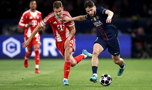 Khvicha Kvaratskhelia gây ra khó khăn cho hàng phòng ngự Bayern Munich.
