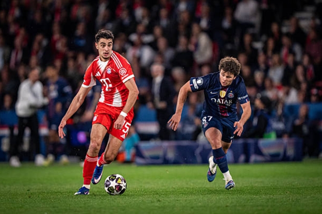 Tiền vệ trung tâm: Aleksandar Pavlovic – 6.6 Tiền vệ trẻ này khởi đầu hiệp hai khá chệch choạc với một vài tình huống để mất bóng nguy hiểm. Tuy nhiên, anh đã kịp lấy lại sự tự tin và chơi ổn định hơn trong khoảng 30 phút cuối trận trước khi rời sân nhường chỗ cho Nicolas Jackson.