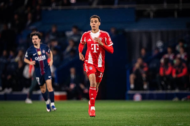 Tiền vệ tấn công: Jamal Musiala – 5.9 Giữa một trận đấu có tốc độ cao và va chạm mạnh, Musiala dường như không tìm thấy nhiều khoảng trống để phô diễn kỹ thuật cá nhân. Anh thi đấu nỗ lực nhưng hiệu quả mang lại trong các pha kiến tạo chưa thực sự tương xứng với kỳ vọng ban đầu.