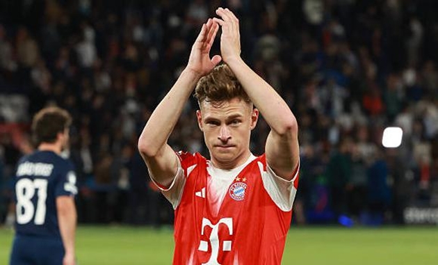 Joshua Kimmich kh&ocirc;ng h&agrave;i l&ograve;ng với quyết định thổi phạt đền của trọng t&agrave;i.