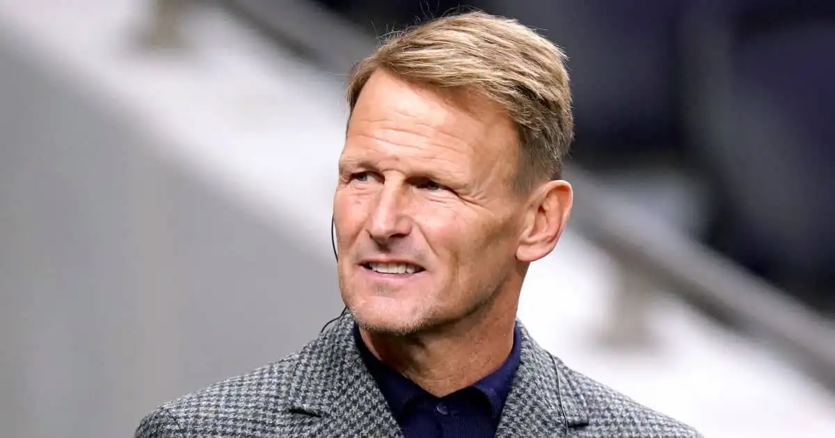 Teddy Sheringham chỉ trích ban lãnh đạo Tottenham về những quyết định liên quan đến huấn luyện viên trưởng của câu lạc bộ.