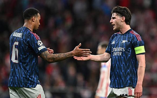 Arsenal để Atletico Madrid cầm hòa trên đất Tây Ban Nha.