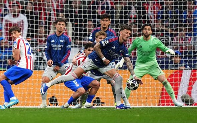 Sai lầm của Ben White khiến Arsenal đánh rơi chiến thắng.