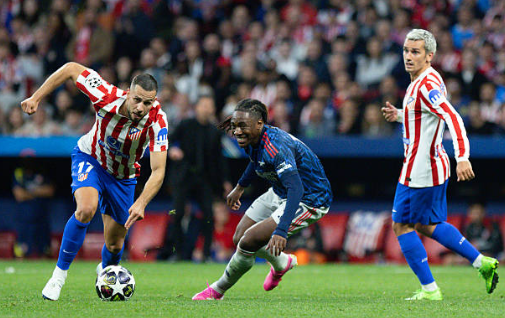 David Hancko (6.2): Cầu thủ gây thất vọng nhất bên phía Atletico. Dù có những pha kéo bóng tấn công khá ấn tượng, nhưng sai lầm tai hại dẫn đến quả phạt đền trong hiệp một đã che mờ tất cả. Hancko may mắn không phải nhận thêm một quả phạt đền khác sau khi VAR can thiệp vào cuối trận.

Marc Pubill (6.7): Pubill cho thấy sự thích nghi tuyệt vời khi chơi tốt trong cả sơ đồ hai trung vệ lẫn khi được đẩy sang đá lệch phải trong hàng thủ ba người. Anh có nhiều tình huống can thiệp chính xác, ngăn chặn hiệu quả các đợt lên bóng nhanh của Arsenal.

Marcos Llorente (6.7): Hiệp một đầy khó khăn khi phải lùi sâu phòng ngự, nhưng Llorente đã bùng nổ trong hiệp hai khi được đẩy cao đá wing-back. Chính nỗ lực dứt điểm của anh đã khiến hậu vệ đối phương mắc lỗi dẫn đến quả phạt đền giúp Atletico gỡ hòa.

Ademola Lookman (6.8): Là mũi khoan lợi hại bên hành lang cánh, Lookman liên tục khiến Ben White phải vất vả chống đỡ. Tuy nhiên, sự hiệu quả trong khâu dứt điểm cuối cùng là điều anh còn thiếu khi bỏ lỡ tới ba cơ hội ngon ăn có thể định đoạt trận đấu.

Johnny Cardoso (6.7): Một máy quét thực thụ ở khu trung tuyến với khả năng pressing bền bỉ. Cardoso có pha chặn bóng xuất sắc từ chối bàn thắng của Odegaard trong hiệp một. Anh được thay ra trong hiệp hai để nhường chỗ cho các điều chỉnh tấn công của Simeone.

Koke (6.6): Đội trưởng của Atletico có phần lép vế trước hàng tiền vệ cơ động của Arsenal trong hiệp thi đấu đầu tiên. Dù vậy, kinh nghiệm của anh đã giúp đội bóng lấy lại thế trận và điều tiết nhịp độ tốt hơn trong quãng thời gian ép sân ở hiệp hai.

Giuliano Simeone (6.0): Thi đấu đầy nhiệt huyết và xông xáo nhưng thiếu đi sự sắc sảo cần thiết để xuyên phá hàng thủ đối phương. Simeone gặp nhiều khó khăn trước Hincapie và phải rời sân ngay sau giờ nghỉ do không đạt hiệu quả như kỳ vọng.

Julian Alvarez (7.5): Cầu thủ xuất sắc nhất trận. Bất chấp lỗi để mất bóng dẫn đến tình huống chịu phạt đền, Alvarez đã tỏa sáng rực rỡ với bàn gỡ hòa đầy bản lĩnh. Anh luôn là mối đe dọa thường trực với những cú dứt điểm uy lực và khả năng di chuyển rộng tạo khoảng trống.


Antoine Griezmann (7.0): Linh hồn trong các đợt lên bóng của Atletico. Griezmann thể hiện nhãn quan chiến thuật tuyệt vời với những đường chuyền dọn cỗ. Anh kém may mắn khi không có bàn thắng cho riêng mình với cú dứt điểm đưa bóng tìm đến đúng xà ngang.