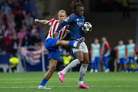 Marcos Llorente (6.7): Hiệp một đầy khó khăn khi phải lùi sâu phòng ngự, nhưng Llorente đã bùng nổ trong hiệp hai khi được đẩy cao đá wing-back. Chính nỗ lực dứt điểm của anh đã khiến hậu vệ đối phương mắc lỗi dẫn đến quả phạt đền giúp Atletico gỡ hòa.

Ademola Lookman (6.8): Là mũi khoan lợi hại bên hành lang cánh, Lookman liên tục khiến Ben White phải vất vả chống đỡ. Tuy nhiên, sự hiệu quả trong khâu dứt điểm cuối cùng là điều anh còn thiếu khi bỏ lỡ tới ba cơ hội ngon ăn có thể định đoạt trận đấu.

Johnny Cardoso (6.7): Một máy quét thực thụ ở khu trung tuyến với khả năng pressing bền bỉ. Cardoso có pha chặn bóng xuất sắc từ chối bàn thắng của Odegaard trong hiệp một. Anh được thay ra trong hiệp hai để nhường chỗ cho các điều chỉnh tấn công của Simeone.

Koke (6.6): Đội trưởng của Atletico có phần lép vế trước hàng tiền vệ cơ động của Arsenal trong hiệp thi đấu đầu tiên. Dù vậy, kinh nghiệm của anh đã giúp đội bóng lấy lại thế trận và điều tiết nhịp độ tốt hơn trong quãng thời gian ép sân ở hiệp hai.

Giuliano Simeone (6.0): Thi đấu đầy nhiệt huyết và xông xáo nhưng thiếu đi sự sắc sảo cần thiết để xuyên phá hàng thủ đối phương. Simeone gặp nhiều khó khăn trước Hincapie và phải rời sân ngay sau giờ nghỉ do không đạt hiệu quả như kỳ vọng.

Julian Alvarez (7.5): Cầu thủ xuất sắc nhất trận. Bất chấp lỗi để mất bóng dẫn đến tình huống chịu phạt đền, Alvarez đã tỏa sáng rực rỡ với bàn gỡ hòa đầy bản lĩnh. Anh luôn là mối đe dọa thường trực với những cú dứt điểm uy lực và khả năng di chuyển rộng tạo khoảng trống.


Antoine Griezmann (7.0): Linh hồn trong các đợt lên bóng của Atletico. Griezmann thể hiện nhãn quan chiến thuật tuyệt vời với những đường chuyền dọn cỗ. Anh kém may mắn khi không có bàn thắng cho riêng mình với cú dứt điểm đưa bóng tìm đến đúng xà ngang.