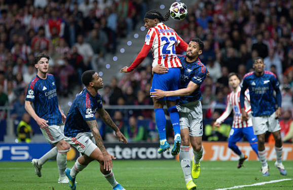 Ademola Lookman (6.8): Là mũi khoan lợi hại bên hành lang cánh, Lookman liên tục khiến Ben White phải vất vả chống đỡ. Tuy nhiên, sự hiệu quả trong khâu dứt điểm cuối cùng là điều anh còn thiếu khi bỏ lỡ tới ba cơ hội ngon ăn có thể định đoạt trận đấu.

Johnny Cardoso (6.7): Một máy quét thực thụ ở khu trung tuyến với khả năng pressing bền bỉ. Cardoso có pha chặn bóng xuất sắc từ chối bàn thắng của Odegaard trong hiệp một. Anh được thay ra trong hiệp hai để nhường chỗ cho các điều chỉnh tấn công của Simeone.

Koke (6.6): Đội trưởng của Atletico có phần lép vế trước hàng tiền vệ cơ động của Arsenal trong hiệp thi đấu đầu tiên. Dù vậy, kinh nghiệm của anh đã giúp đội bóng lấy lại thế trận và điều tiết nhịp độ tốt hơn trong quãng thời gian ép sân ở hiệp hai.

Giuliano Simeone (6.0): Thi đấu đầy nhiệt huyết và xông xáo nhưng thiếu đi sự sắc sảo cần thiết để xuyên phá hàng thủ đối phương. Simeone gặp nhiều khó khăn trước Hincapie và phải rời sân ngay sau giờ nghỉ do không đạt hiệu quả như kỳ vọng.

Julian Alvarez (7.5): Cầu thủ xuất sắc nhất trận. Bất chấp lỗi để mất bóng dẫn đến tình huống chịu phạt đền, Alvarez đã tỏa sáng rực rỡ với bàn gỡ hòa đầy bản lĩnh. Anh luôn là mối đe dọa thường trực với những cú dứt điểm uy lực và khả năng di chuyển rộng tạo khoảng trống.


Antoine Griezmann (7.0): Linh hồn trong các đợt lên bóng của Atletico. Griezmann thể hiện nhãn quan chiến thuật tuyệt vời với những đường chuyền dọn cỗ. Anh kém may mắn khi không có bàn thắng cho riêng mình với cú dứt điểm đưa bóng tìm đến đúng xà ngang.