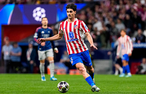 Johnny Cardoso (6.7): Một máy quét thực thụ ở khu trung tuyến với khả năng pressing bền bỉ. Cardoso có pha chặn bóng xuất sắc từ chối bàn thắng của Odegaard trong hiệp một. Anh được thay ra trong hiệp hai để nhường chỗ cho các điều chỉnh tấn công của Simeone.

Koke (6.6): Đội trưởng của Atletico có phần lép vế trước hàng tiền vệ cơ động của Arsenal trong hiệp thi đấu đầu tiên. Dù vậy, kinh nghiệm của anh đã giúp đội bóng lấy lại thế trận và điều tiết nhịp độ tốt hơn trong quãng thời gian ép sân ở hiệp hai.

Giuliano Simeone (6.0): Thi đấu đầy nhiệt huyết và xông xáo nhưng thiếu đi sự sắc sảo cần thiết để xuyên phá hàng thủ đối phương. Simeone gặp nhiều khó khăn trước Hincapie và phải rời sân ngay sau giờ nghỉ do không đạt hiệu quả như kỳ vọng.

Julian Alvarez (7.5): Cầu thủ xuất sắc nhất trận. Bất chấp lỗi để mất bóng dẫn đến tình huống chịu phạt đền, Alvarez đã tỏa sáng rực rỡ với bàn gỡ hòa đầy bản lĩnh. Anh luôn là mối đe dọa thường trực với những cú dứt điểm uy lực và khả năng di chuyển rộng tạo khoảng trống.


Antoine Griezmann (7.0): Linh hồn trong các đợt lên bóng của Atletico. Griezmann thể hiện nhãn quan chiến thuật tuyệt vời với những đường chuyền dọn cỗ. Anh kém may mắn khi không có bàn thắng cho riêng mình với cú dứt điểm đưa bóng tìm đến đúng xà ngang.