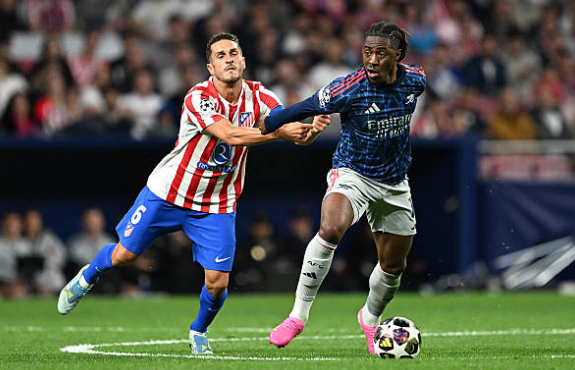 Koke (6.6): Đội trưởng của Atletico có phần lép vế trước hàng tiền vệ cơ động của Arsenal trong hiệp thi đấu đầu tiên. Dù vậy, kinh nghiệm của anh đã giúp đội bóng lấy lại thế trận và điều tiết nhịp độ tốt hơn trong quãng thời gian ép sân ở hiệp hai.

Giuliano Simeone (6.0): Thi đấu đầy nhiệt huyết và xông xáo nhưng thiếu đi sự sắc sảo cần thiết để xuyên phá hàng thủ đối phương. Simeone gặp nhiều khó khăn trước Hincapie và phải rời sân ngay sau giờ nghỉ do không đạt hiệu quả như kỳ vọng.

Julian Alvarez (7.5): Cầu thủ xuất sắc nhất trận. Bất chấp lỗi để mất bóng dẫn đến tình huống chịu phạt đền, Alvarez đã tỏa sáng rực rỡ với bàn gỡ hòa đầy bản lĩnh. Anh luôn là mối đe dọa thường trực với những cú dứt điểm uy lực và khả năng di chuyển rộng tạo khoảng trống.


Antoine Griezmann (7.0): Linh hồn trong các đợt lên bóng của Atletico. Griezmann thể hiện nhãn quan chiến thuật tuyệt vời với những đường chuyền dọn cỗ. Anh kém may mắn khi không có bàn thắng cho riêng mình với cú dứt điểm đưa bóng tìm đến đúng xà ngang.