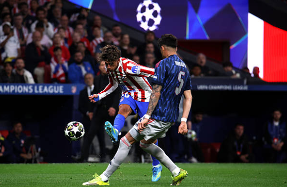 Giuliano Simeone (6.0): Thi đấu đầy nhiệt huyết và xông xáo nhưng thiếu đi sự sắc sảo cần thiết để xuyên phá hàng thủ đối phương. Simeone gặp nhiều khó khăn trước Hincapie và phải rời sân ngay sau giờ nghỉ do không đạt hiệu quả như kỳ vọng.

Julian Alvarez (7.5): Cầu thủ xuất sắc nhất trận. Bất chấp lỗi để mất bóng dẫn đến tình huống chịu phạt đền, Alvarez đã tỏa sáng rực rỡ với bàn gỡ hòa đầy bản lĩnh. Anh luôn là mối đe dọa thường trực với những cú dứt điểm uy lực và khả năng di chuyển rộng tạo khoảng trống.


Antoine Griezmann (7.0): Linh hồn trong các đợt lên bóng của Atletico. Griezmann thể hiện nhãn quan chiến thuật tuyệt vời với những đường chuyền dọn cỗ. Anh kém may mắn khi không có bàn thắng cho riêng mình với cú dứt điểm đưa bóng tìm đến đúng xà ngang.