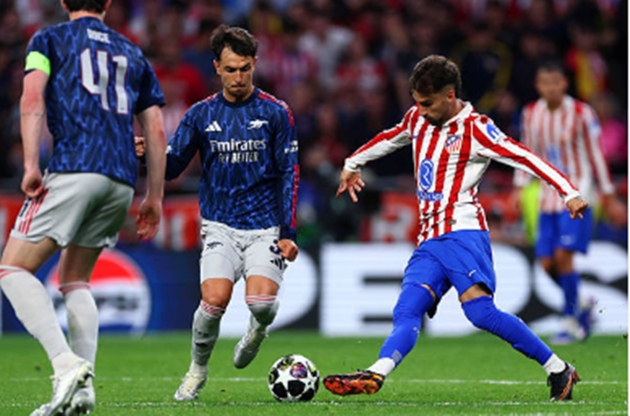 Tiền vệ: Martin Zubimendi - 6.6 điểm Cầu thủ người Tây Ban Nha thể hiện khả năng thoát pressing ấn tượng và chiến thắng trong nhiều pha tranh chấp tay đôi. Dù vậy, Zubimendi vẫn cần thêm sự quyết liệt trong các tình huống đánh chặn từ xa để giảm bớt gánh nặng cho bộ đôi trung vệ phía sau khi đối phương phản công.