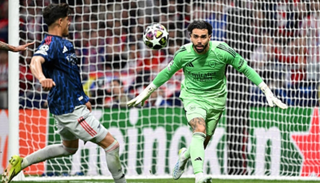 Thủ môn: David Raya - 7.4 điểm Thủ thành người Tây Ban Nha đã có một trận đấu tập trung. Anh không thể làm gì hơn trước cú sút phạt đền quyết đoán của Julian Alvarez, nhưng đã có pha cứu thua quan trọng trước cú dứt điểm của Ademola Lookman. Raya vẫn duy trì khả năng luân chuyển bóng tốt từ sân nhà, giúp Arsenal đứng vững dưới áp lực.