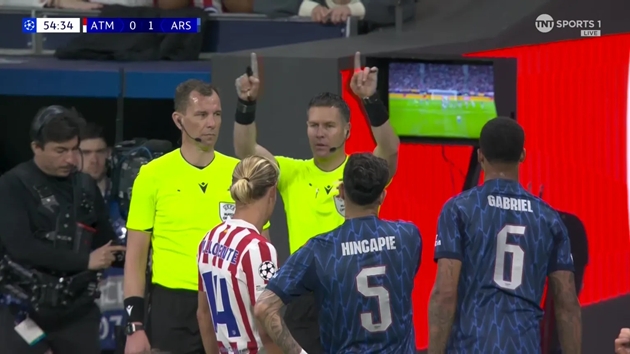Tình huống gây tranh cãi trong trận hòa 1-1 của Atletico Madrid vs Arsenal.