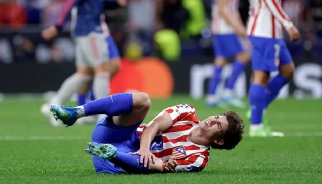 Hình ảnh khiến CĐV Atletico Madrid đặc biệt lo lắng.