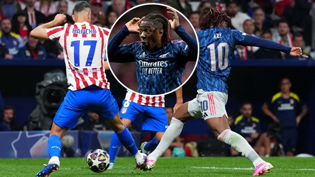 Trọng tài rút lại quả penalty ở tình huống Eze