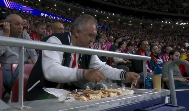 Ảnh bài viết Người đàn ông bánh mì chiếm sóng trận bán kết Champions League