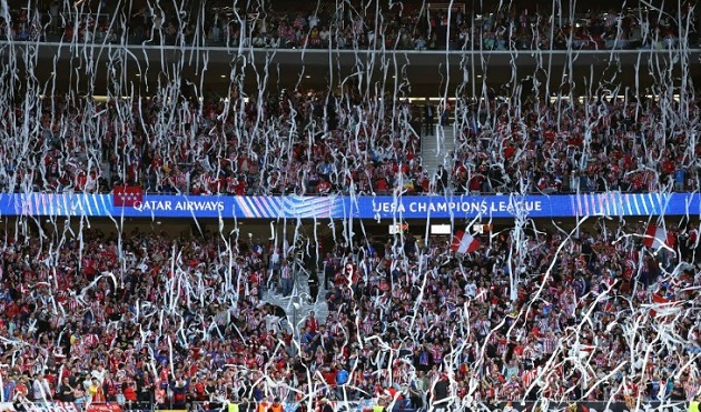 CĐV Atletico ném hàng loạt cuộn giấy vệ sinh xuống sân.