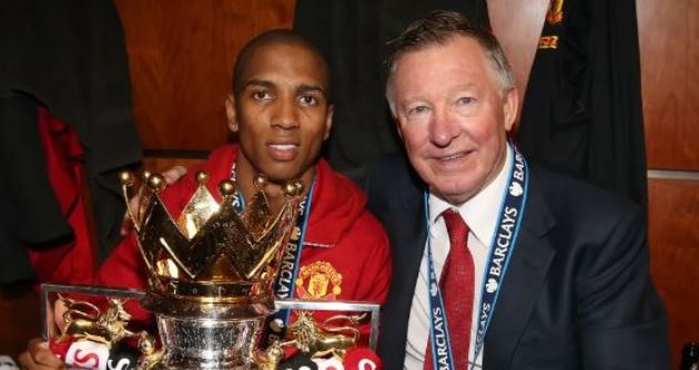 Young cùng chiếc cúp Ngoại hạng Anh bên cạnh Sir Alex.