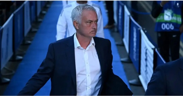 Ảnh bài viết Mourinho tiếp cận sao Real Madrid giữa lúc nội bộ loạn lạc