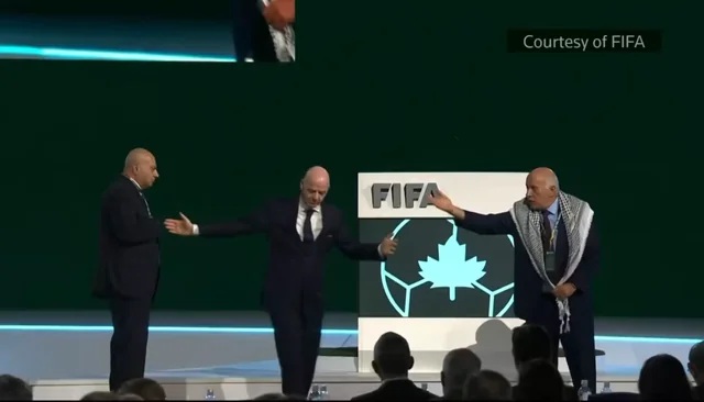 Infantino đã tạo ra một tình huống oái oăm.