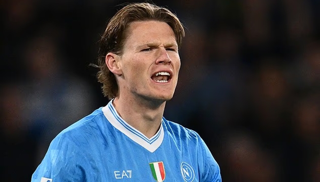 McTominay đang bay cao nhưng không được Nainggolan công nhận.