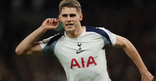 Ảnh bài viết Man Utd sẵn sàng chiêu mộ Micky van de Ven trong kịch bản bất ngờ