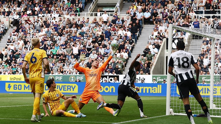 Newcastle liên tục đe doạ khung thành đối phương.