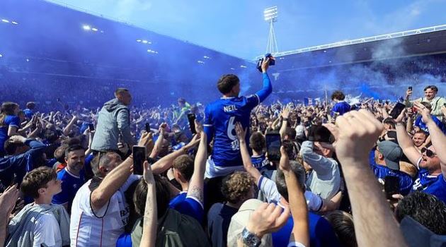 Bầu không khí tuyệt vời tại Portman Road.