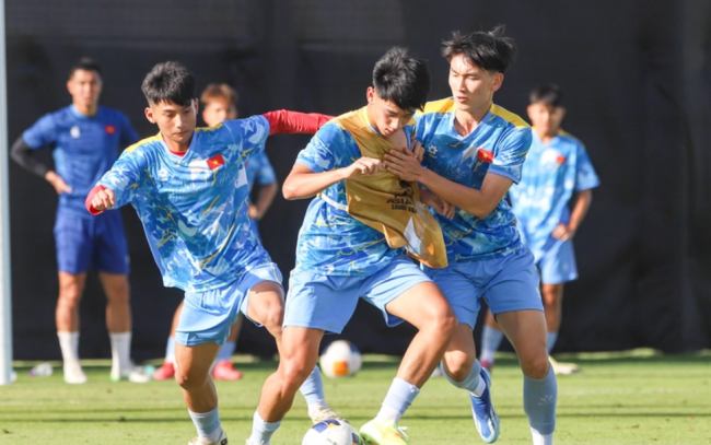 Cầu thủ U17 Việt Nam trên sân tập.