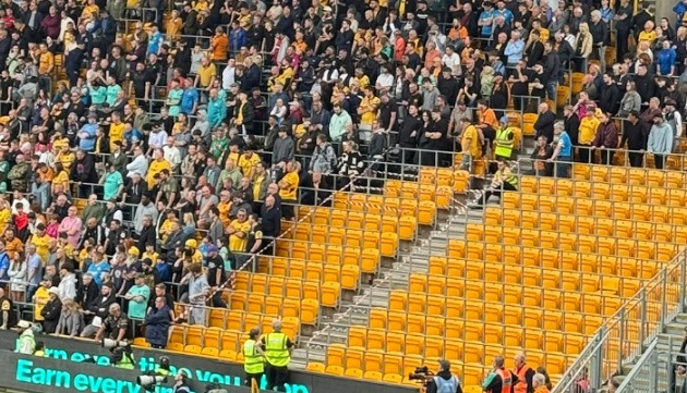 Ảnh bài viết Wolves sơ tán CĐV vì mảnh vỡ rơi ở Molineux