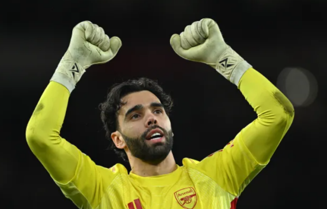 Raya trong màu áo Arsenal.