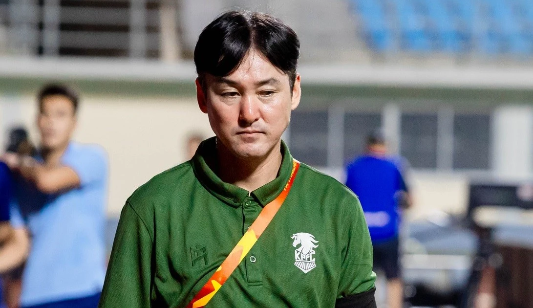 HLV Lee Jung-soo từng là trợ lý đắc lực của HLV Kim Sang-sik.