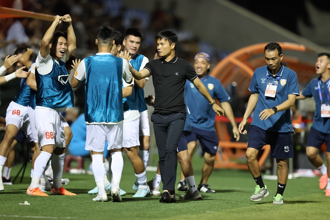 HLV Nguyễn Công Mạnh chia tay Hà Tĩnh. Ảnh: HLHT FC.